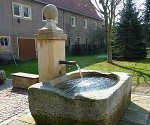 restaurierter Sandsteinbrunnen in Schloss Klipphausen